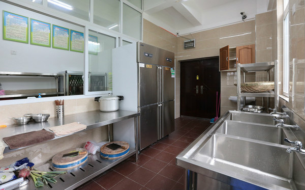 避免廚師患上職業(yè)性支氣管炎，廚房風(fēng)機維護必不可少！